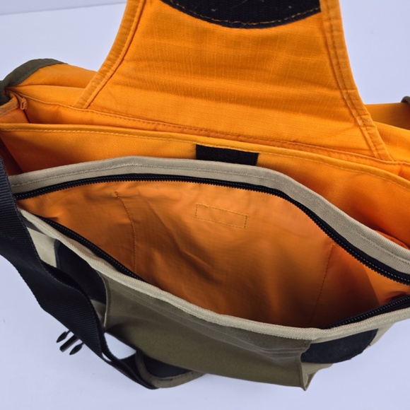 Crumpler The Considerable Embarrassment Laptop Messenger Bag 15" Olive Khaki - Picture 7 of 13